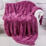 200×220  Pūkains gultas pārklājs-pleds (aveņu krāsa)