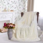 200×220  Pūkains gultas pārklājs-pleds (krēmīgi balts)