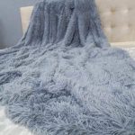 220×240  Pūkains gultas pārklājs/pleds (gaiši pelēks ar zilu atstārojumu)