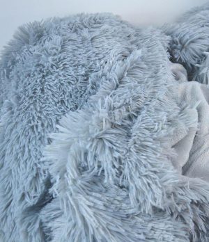 220×240 Pūkains gultas pārklājs/pleds (gaiši pelēks ar zilu atstārojumu) - Image 2