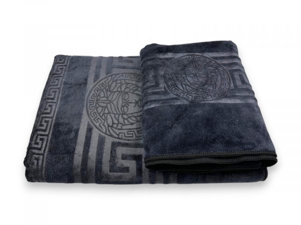 Luks klases vannas dvielis ar Versace simboliku Dark Grey 50×90 cm (vidēja lieluma) - Image 2