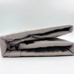 200×220 Palags ar gumiju by Mylano  Exclusive Collection /100% KOKVILNA SATĪNS (gaiši pelēks ar violētu toni)