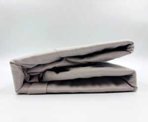 200×220 Palags ar gumiju by Mylano  Exclusive Collection /100% KOKVILNA SATĪNS (gaiši pelēks ar violētu toni)