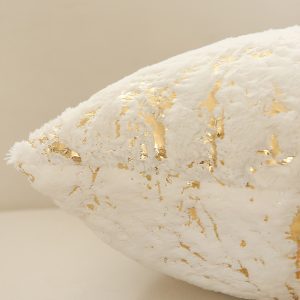 Pūkaina dekoratīva spilvendrāna "Bēšs Marmors" 43×43 cm - Image 3