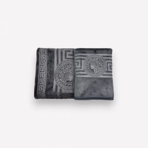 Luks klases vannas dvielis ar Versace simboliku Pelēks 50×90 cm (vidēja lieluma) - Image 3