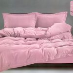 200×220 Luksusa satīna gultas veļas komplekts ar dekoratīvām mežģīnēm, palags ar gumiju (maigi rozs)