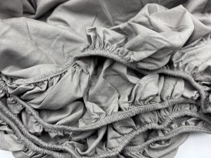 160×200 Palags ar gumiju by Mylano  Exclusive Collection / 100% kokvilna satīns (gaiši pelēks ar violētu toni) - Image 3