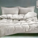 200×220 Luksusa satīna gultas veļas komplekts ar dekoratīvām mežģīnēm, palags ar gumiju (gaiši pelēks)