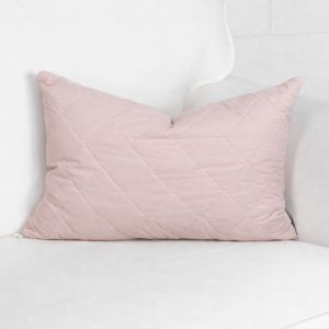 Elegants spilvens Alginta 50×70 cm, ar rāvējsledzēju (tumšā roze)