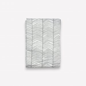 Palags bez gumijas 180×230 cm - 100% kokvilna satīns (balts ar skujiņu svītru rakstu)