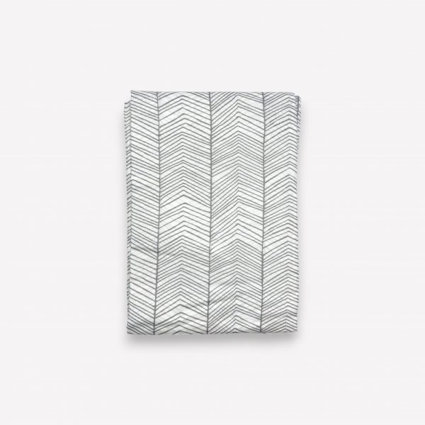 Palags bez gumijas 180×230 cm - 100% kokvilna satīns (balts ar skujiņu svītru rakstu)