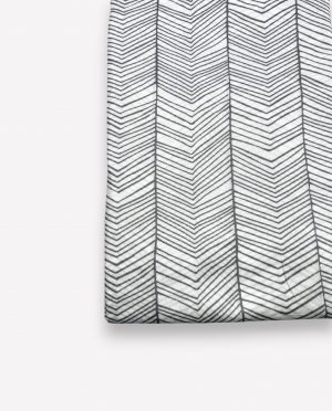 Palags bez gumijas 180×230 cm - 100% kokvilna satīns (balts ar skujiņu svītru rakstu) - Image 3