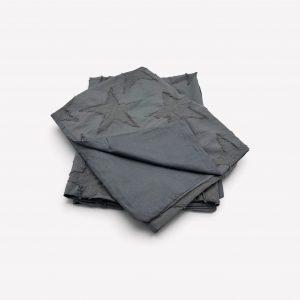 70×80 Spilvendrāna Premium Comfort Satin ar dekoratīvu reljefa rakstu (tumši pelēka) - Image 2